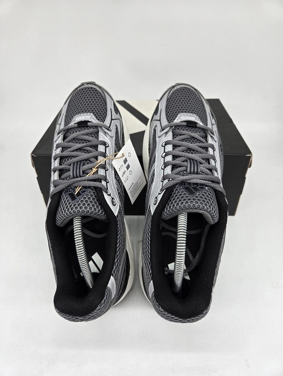 Athletic_Shoes